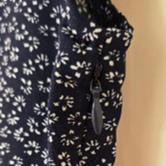 Shein Disty Floral Navy & White V-Neck Mini A-Line Dress Cap Sleeve Size 4 - Picture 2 of 10